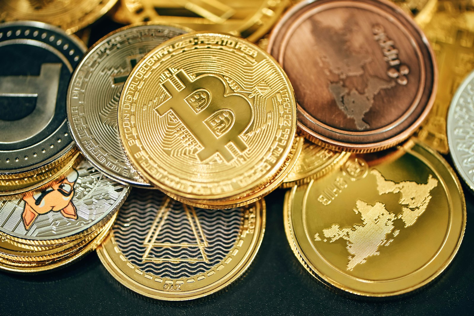 العقود الذكية وإعادة تشكيل النظرية العقدية: قراءة قانونية مقارنة بين مصر والشرق الأوسط