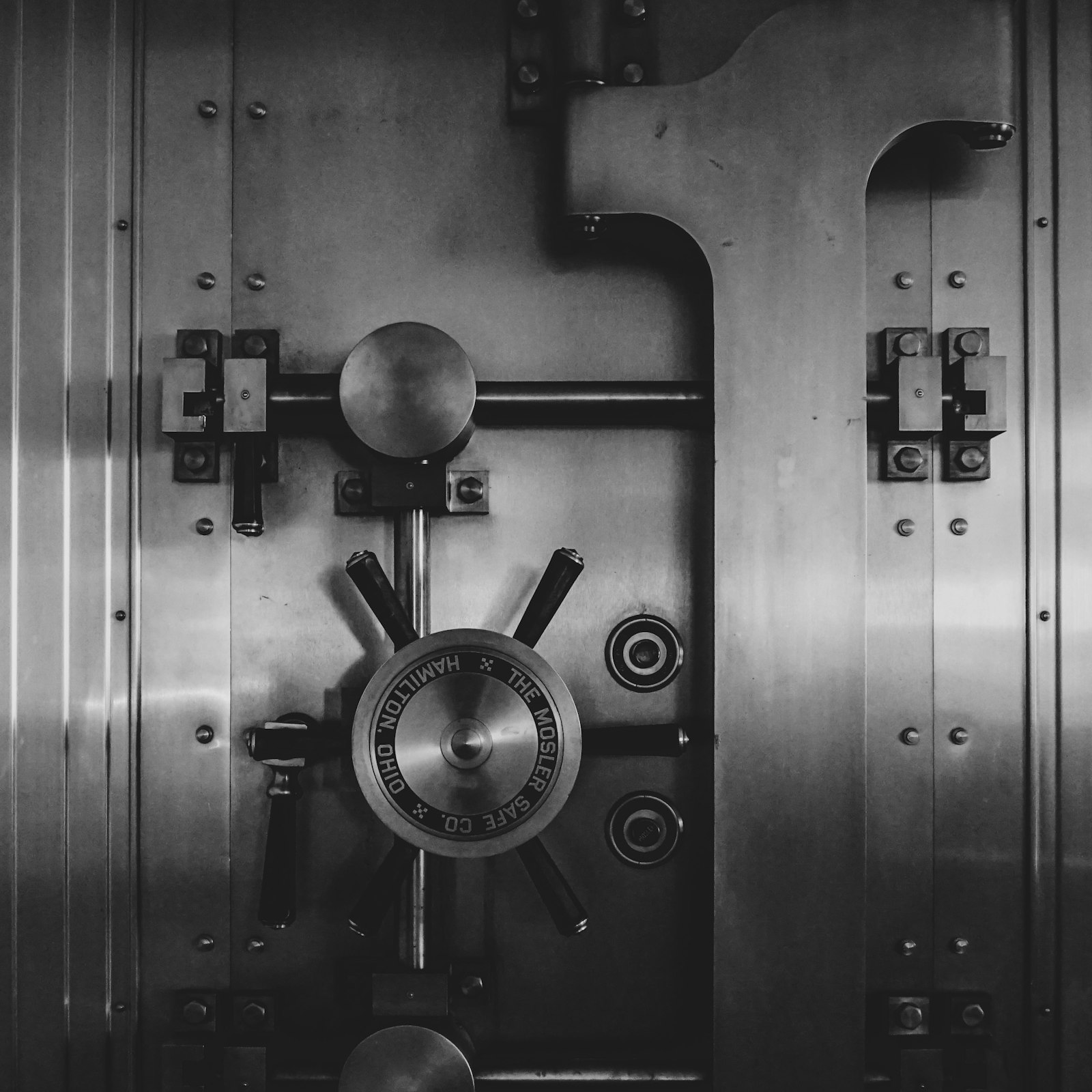 إعادة فتح الحساب البنكي في السعودية: قراءة في منطق الرقابة المالية وما يحدث خلف الكواليس
